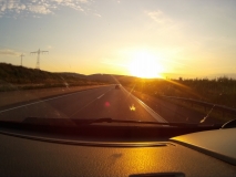 Sonnenaufgang über auf der Autobahn.