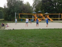 Das Beachvolleyballfeld wird getestet.