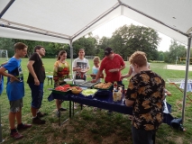 Unser Burgerbuffet wird geplündert.