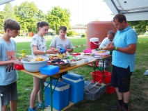 Die Lunchboxen werden gepackt.