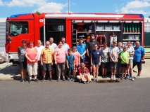 Gruppenfoto vor (unserem) einen neuen Fahrzeug ;-)