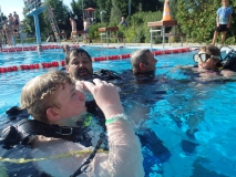 Amelie und Valentin tauchen auf.