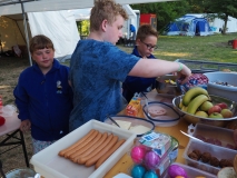 Die Lunchboxen werden gepackt.