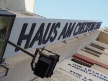 Wir sind am berühmten Checkpoint Charlie...