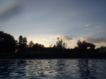 Die Sonne geht über unserem Zeltplatz unter.