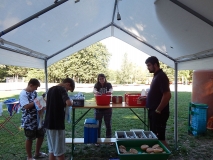 Küchendienst bei der Arbeit.