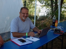 Ein Büro im Zeltlager, was will Man(n) mehr?