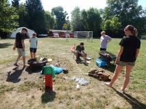 Der Survivalkurs kocht Mittagessen.