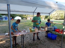 Das Frühstück wird gedeckt.