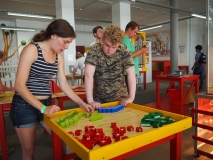 Die Lehrerin baut Rechenpyramiden.