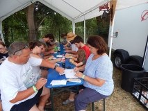 Unterschriften am Fließband.