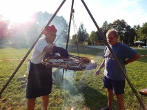 Joachim grillt, Herbert hält ihn bei Laune ;-)