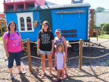 Vor dem Bauwagen von Peter Lustig.