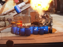 Autounfall mit fliegender Tonne.