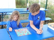 Laura und Hansi spielen