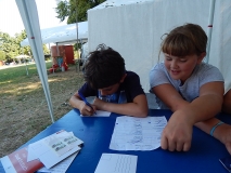 Amelie und Benedict schreiben eine Postkarte