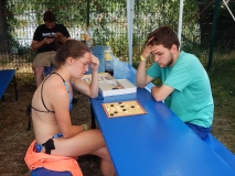 Katharina und Alex spielen Mühle