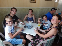 Die Jugendlichen essen ein Eis.