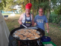 Der Grillmeister und sein Unterstützer