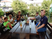 Ausruhen in einer Wirtschaft.