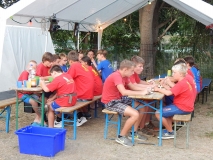 Angriffstrupp mit Besteck zur Essensvernichtung vor!