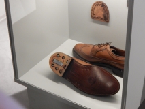 Ein paar Schuhe mit einer versteckten Wanze.