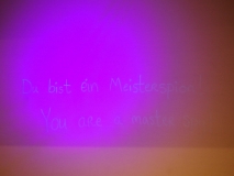 Versteckte Botschaft mit IR-Schrift.