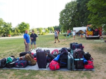 Das Gepäck liegt zum Verladen bereit.