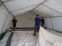 Das Innenzelt wird zusammengepackt.