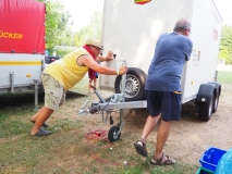 Der Getränkehänger wird weg geschoben.