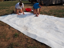 Die Unterlegplanen müssen geputzt werden.