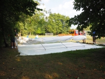 Die Außenzelte werden abgebaut...