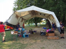 Ein laufendes Zelt in freier Wildbahn.