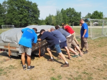 Die Abdeckplane wird befestigt.