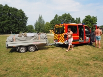 Zeltanhänger zur Abfahrt und Gregor zum schwimmen bereit.
