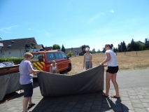 Die Anhängerplane wird zusammengelegt.