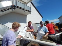 Die Unterlegplanen werden weggeräumt.