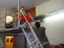 Als erstes müssen Kisten vom "Zwischenboden geholt werden.