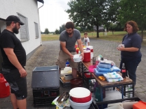 Auch das Geschirr muss mit.