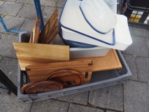 Bretter und Dosen für die Zeltlagerküche.